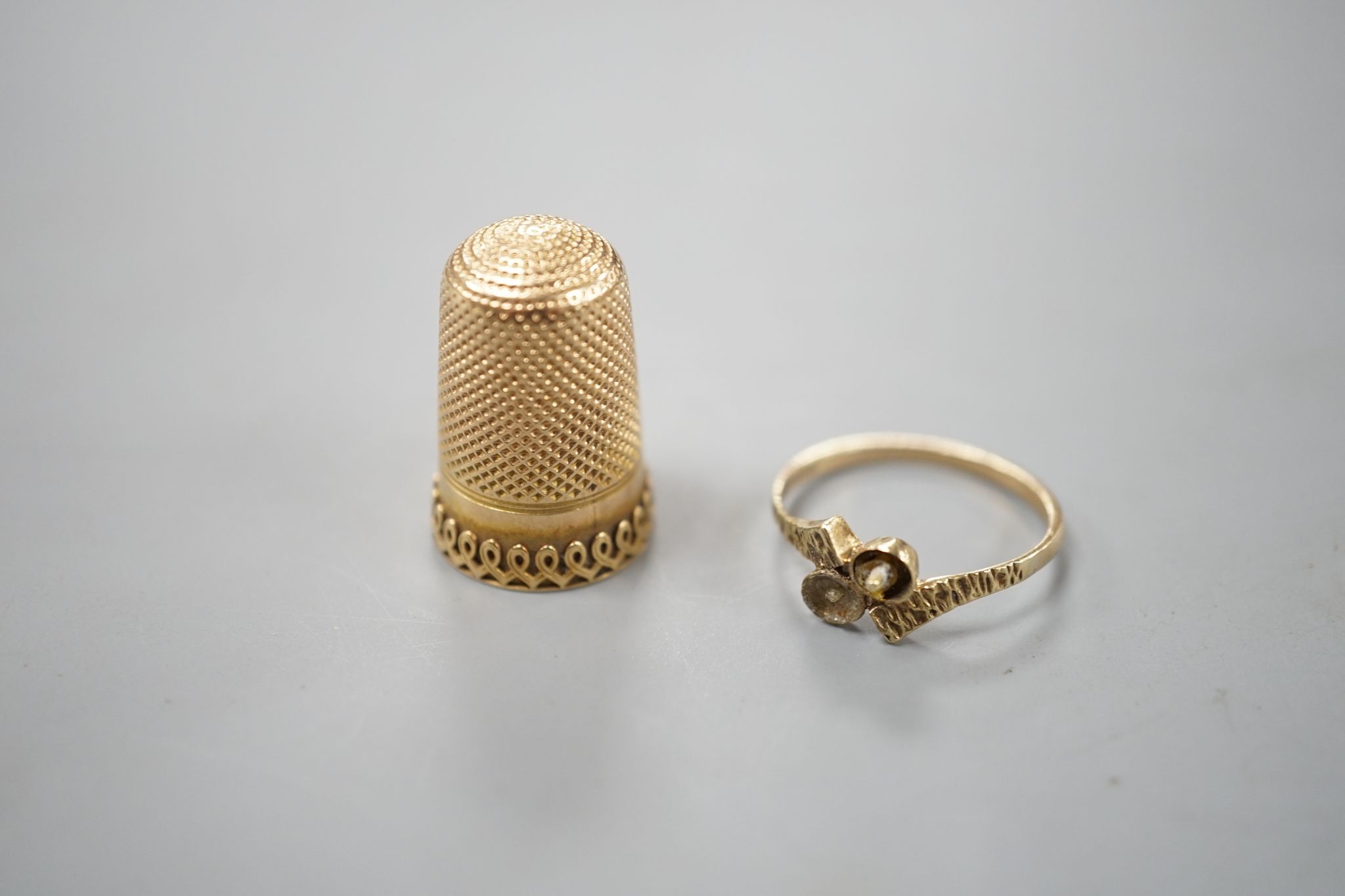 A yellow metal thimble, a 19th century yellow metal overlaid and carnelian set fob seal with poodle surmount, pendant and 9ct gold shank.